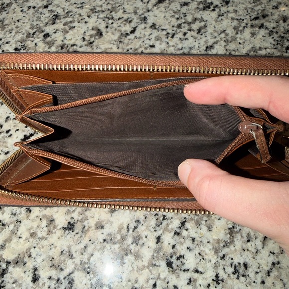 ✨Authentic! EXCELLENT CONDITION! Gucci Women’s Wallet featuring a 🐝 Logo/Stars!✨ - Picture 5 of 6